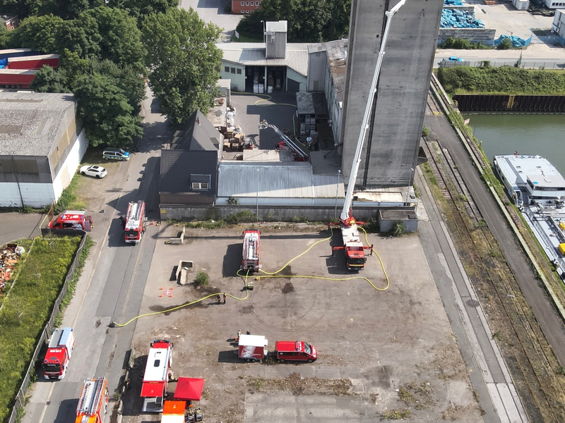 FW-E: Langanhaltender Brandeinsatz in Getreidemühle - Glutnester erschweren Löscharbeiten - Foto: presseportal.de
