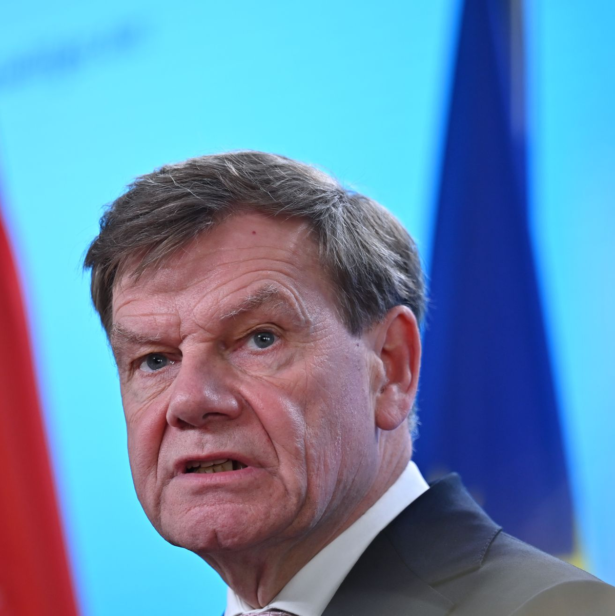 Bundesaußenminister Wadephul will sich mit seinen Kollegen aus Frankreich und Großbritannien für eine Deeskalation einsetzen.   - Foto: Katharina Kausche/dpa