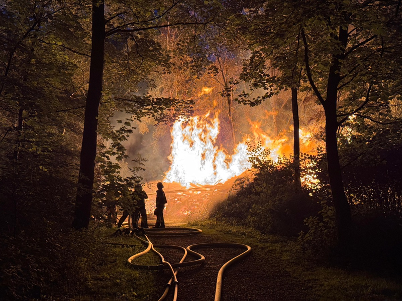 FW-E: Großer Holzstapel geht in Flammen auf - Feuerwehr verhindert Ausbreitung auf angrenzenden Wald - Foto: presseportal.de