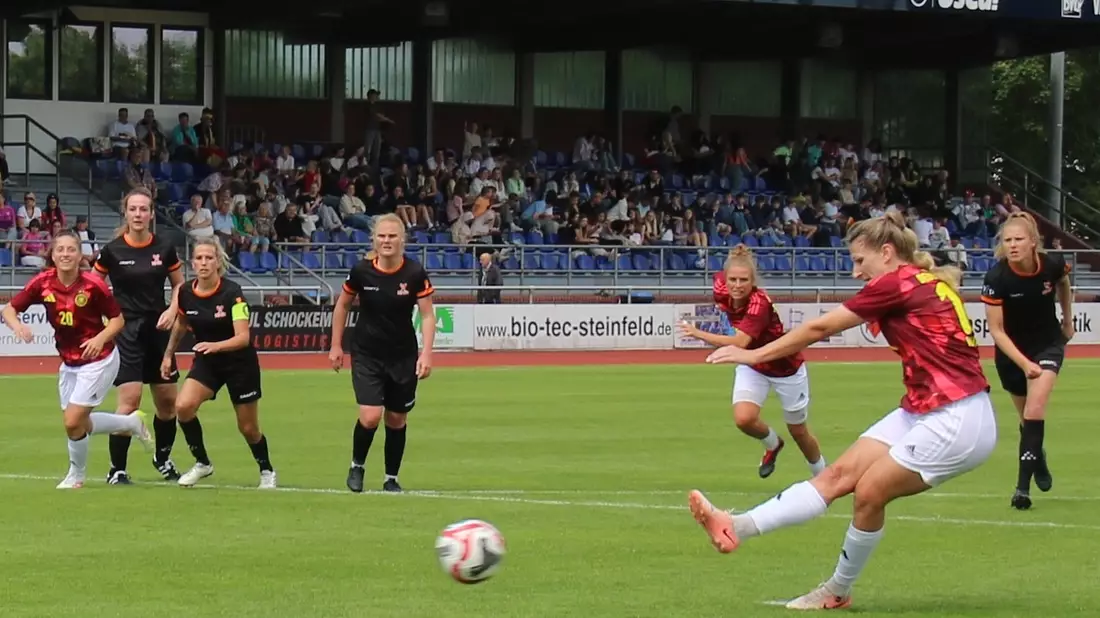 POL-CLP: Polizei-Fußball-EM in Lohne - Deutschland gewinnt 6-0 gegen die Niederlande - auch Großbritannien zieht ins Halbfinale ein - Bild: presseportal.de