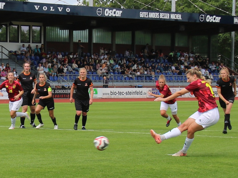 POL-CLP: Polizei-Fußball-EM in Lohne - Deutschland gewinnt 6-0 gegen die Niederlande - auch Großbritannien zieht ins Halbfinale ein - Foto: presseportal.de