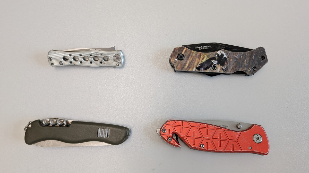 POL-RZ: Kontrolle des Messerverbots - Gemeinsamer Einsatz von Polizei und Verkehrsbetrieben Hamburg-Holstein am ZOB Geesthacht - Foto: presseportal.de