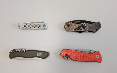 POL-RZ: Kontrolle des Messerverbots - Gemeinsamer Einsatz von Polizei und Verkehrsbetrieben Hamburg-Holstein am ZOB Geesthacht - Foto: presseportal.de