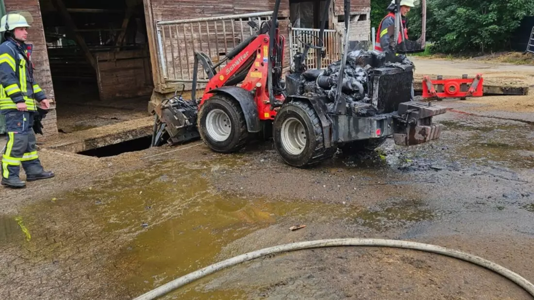 FW-ROW: Hoflader fängt Feuer - Bild: presseportal.de