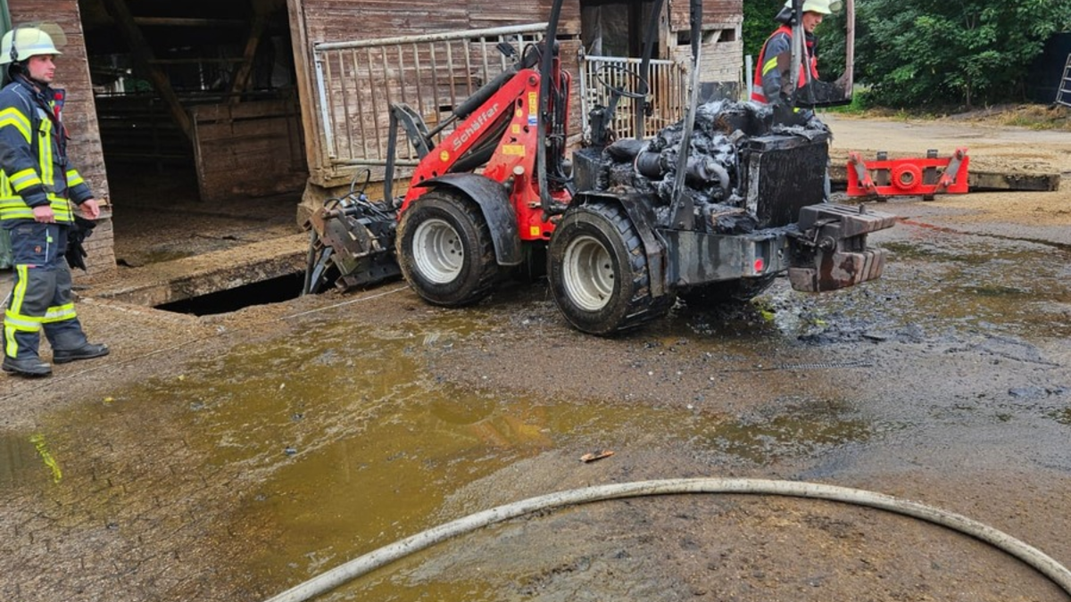 FW-ROW: Hoflader fängt Feuer - Foto: presseportal.de