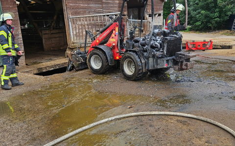 FW-ROW: Hoflader fängt Feuer - Foto: presseportal.de