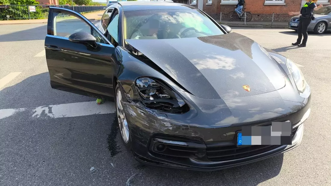 POL-STD: Jork: VW und Porsche kollidierten in Ladekop - Bild: presseportal.de
