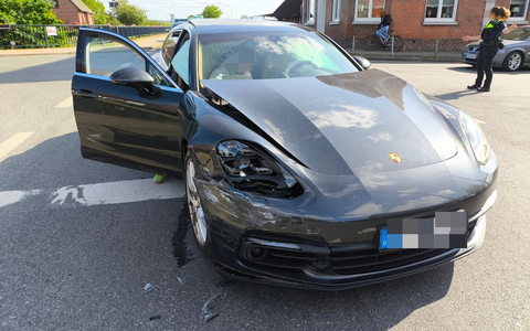 POL-STD: Jork: VW und Porsche kollidierten in Ladekop - Foto: presseportal.de