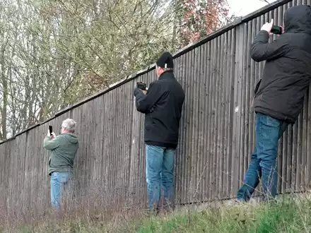 An Unfallstellen mit dem Handy draufhalten und filmen - ein Ärgernis für die Retter. (Symbolbild) - Foto: Alexander Auer/dpa