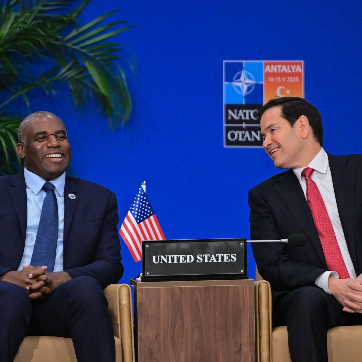 Die Außenminister der USA und Großbritanniens beraten über den Krieg im Iran.  - Foto: Sebastian Christoph Gollnow/dpa