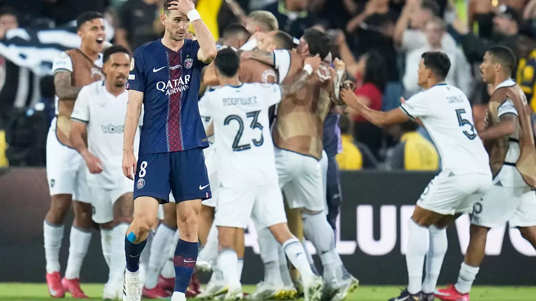 Paris Saint-Germain, hier mit Fabián Ruiz, verlor sensationell mit 0:1 gegen den brasilianischen Vertreter Botafogo. - Bild: Gregory Bull/AP/dpa
