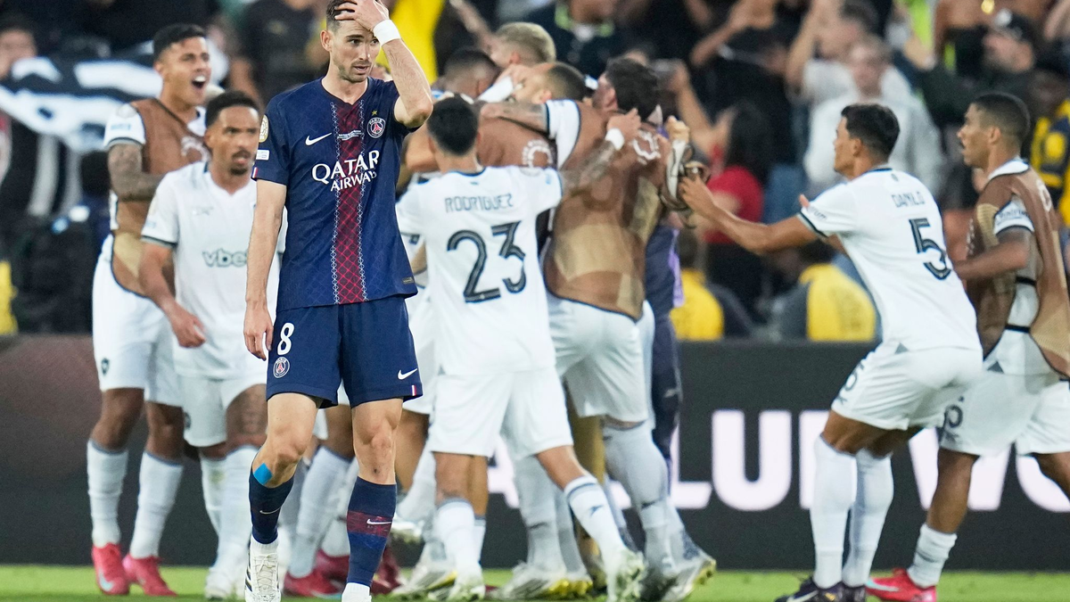 Paris Saint-Germain, hier mit Fabián Ruiz, verlor sensationell mit 0:1 gegen den brasilianischen Vertreter Botafogo. - Foto: Gregory Bull/AP/dpa