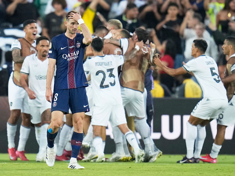 Paris Saint-Germain, hier mit Fabián Ruiz, verlor sensationell mit 0:1 gegen den brasilianischen Vertreter Botafogo. - Foto: Gregory Bull/AP/dpa