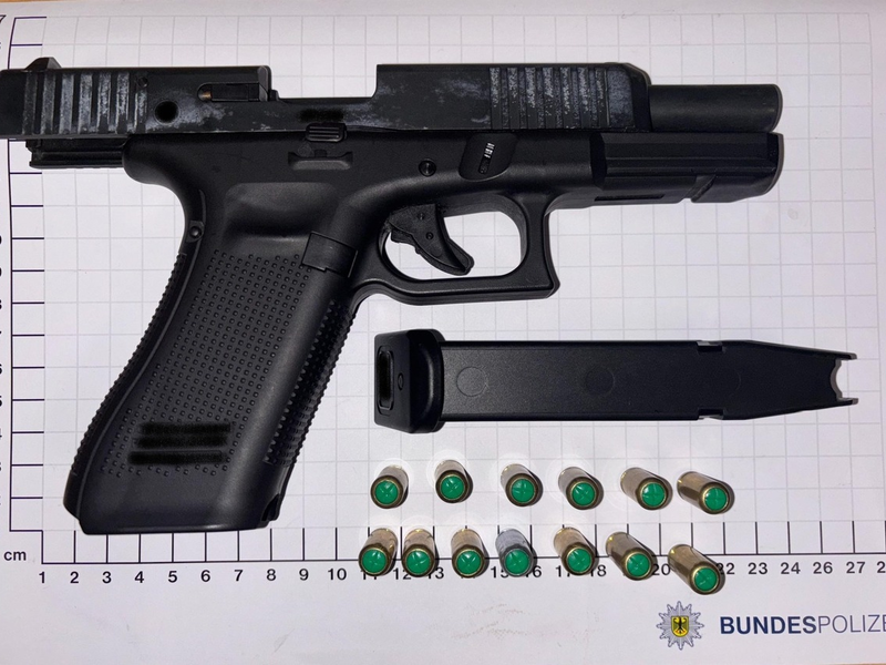 BPOL NRW: Bundespolizei findet Schreckschusswaffe - Foto: presseportal.de