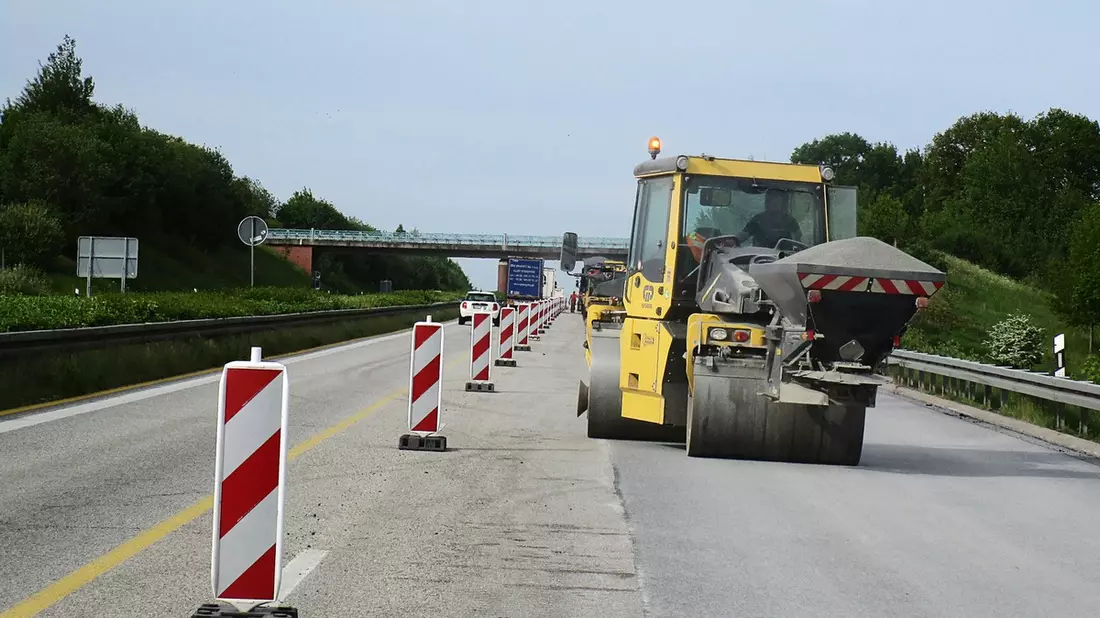 Sicher durch die Baustelle: BG BAU ruft zu mehr Rücksicht im Straßenverkehr auf - Bild: presseportal.de