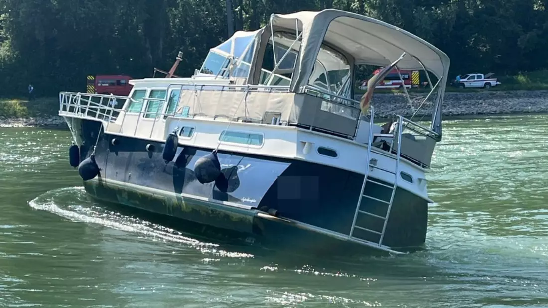 PP-ELT: Sportboot fährt sich auf Buhne fest - Bild: presseportal.de