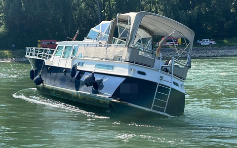 PP-ELT: Sportboot fährt sich auf Buhne fest - Foto: presseportal.de