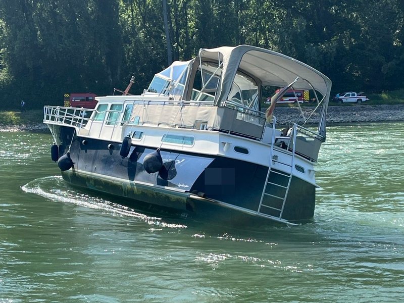 PP-ELT: Sportboot fährt sich auf Buhne fest - Foto: presseportal.de