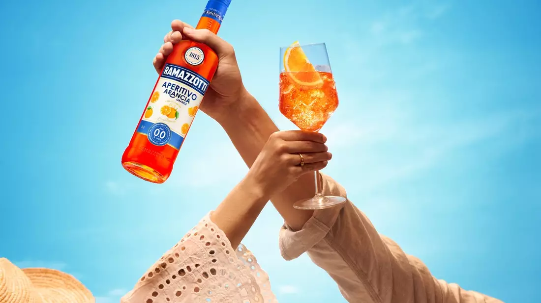 Orangig trifft bitter: Ramazzotti Aperitivo Arancia 0.0% ist der erfrischende und alkoholfreie Trend-Aperitif des Sommers 2025 - Bild: presseportal.de