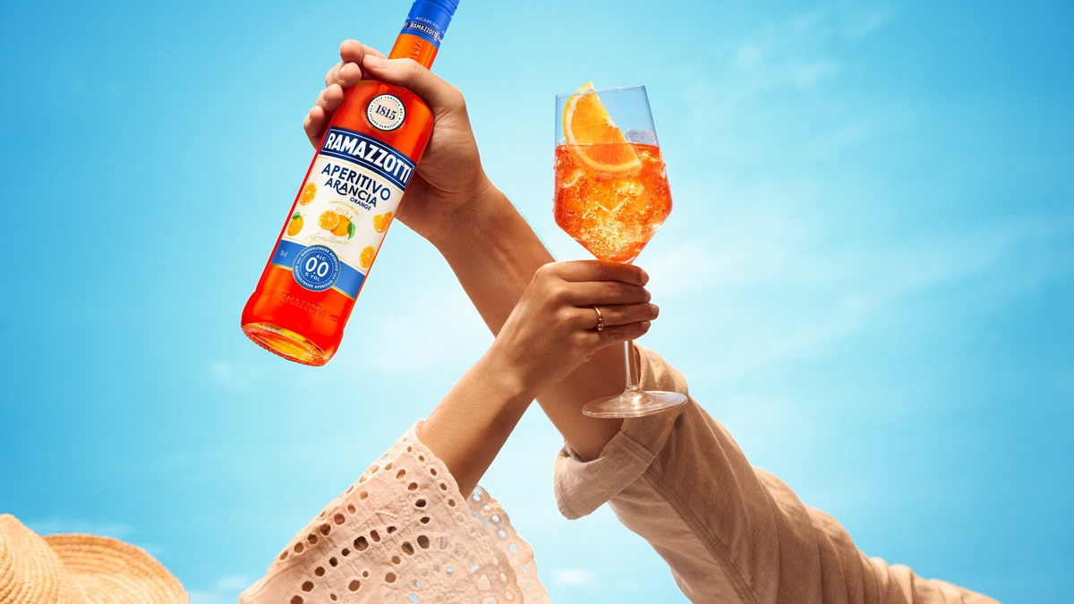 Orangig trifft bitter: Ramazzotti Aperitivo Arancia 0.0% ist der erfrischende und alkoholfreie Trend-Aperitif des Sommers 2025 - Foto: presseportal.de