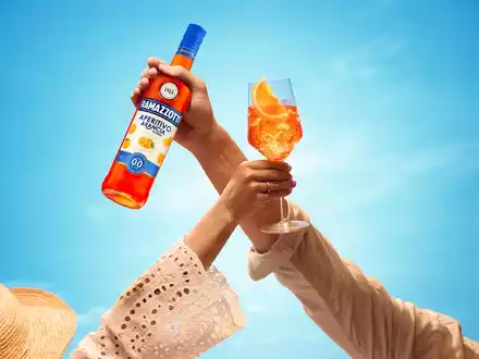 Orangig trifft bitter: Ramazzotti Aperitivo Arancia 0.0% ist der erfrischende und alkoholfreie Trend-Aperitif des Sommers 2025 - Foto: presseportal.de