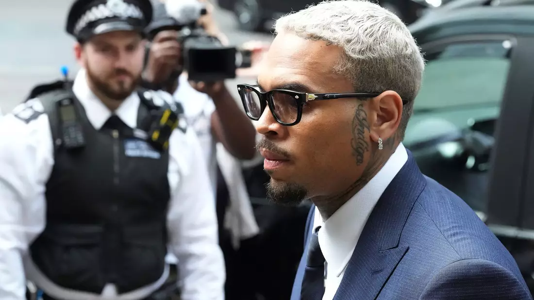 Der US-Sänger Chris Brown plädiert auf nicht schuldig. - Bild: Frank Augstein/AP/dpa