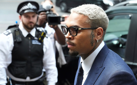 Der US-Sänger Chris Brown plädiert auf nicht schuldig. - Foto: Frank Augstein/AP/dpa