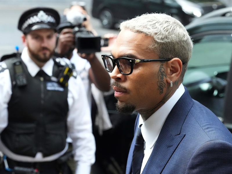 Der US-Sänger Chris Brown plädiert auf nicht schuldig. - Foto: Frank Augstein/AP/dpa