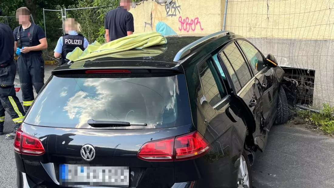 POL-HA: Unfall vor Grundstücksausfahrt: drei Leichtverletzte - Bild: presseportal.de
