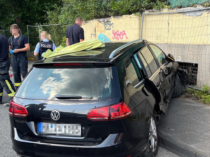 POL-HA: Unfall vor Grundstücksausfahrt: drei Leichtverletzte - Foto: presseportal.de