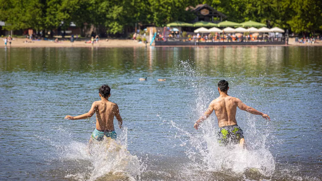 Wo kann man bedenkenlos ins Wasser hüpfen? Die EU-Umweltagentur zeigt das in ihrem jährlichen Badegewässerbericht auf. (Archivbild) - Bild: Moritz Frankenberg/dpa