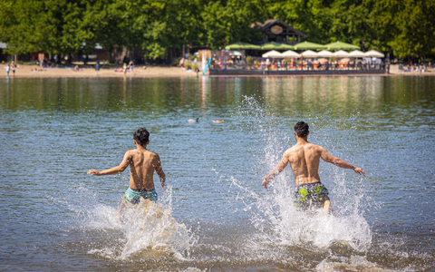 Wo kann man bedenkenlos ins Wasser hüpfen? Die EU-Umweltagentur zeigt das in ihrem jährlichen Badegewässerbericht auf. (Archivbild) - Foto: Moritz Frankenberg/dpa