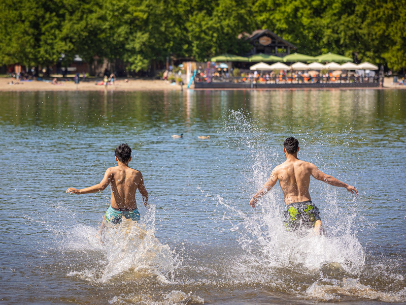 Wo kann man bedenkenlos ins Wasser hüpfen? Die EU-Umweltagentur zeigt das in ihrem jährlichen Badegewässerbericht auf. (Archivbild) - Foto: Moritz Frankenberg/dpa