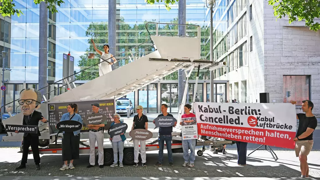 Aktivsten unterstützen mit Protestaktion Klagen von Afghanen gegen die Bundesregierung. (Archivbild) - Bild: Michael Brandt/dpa