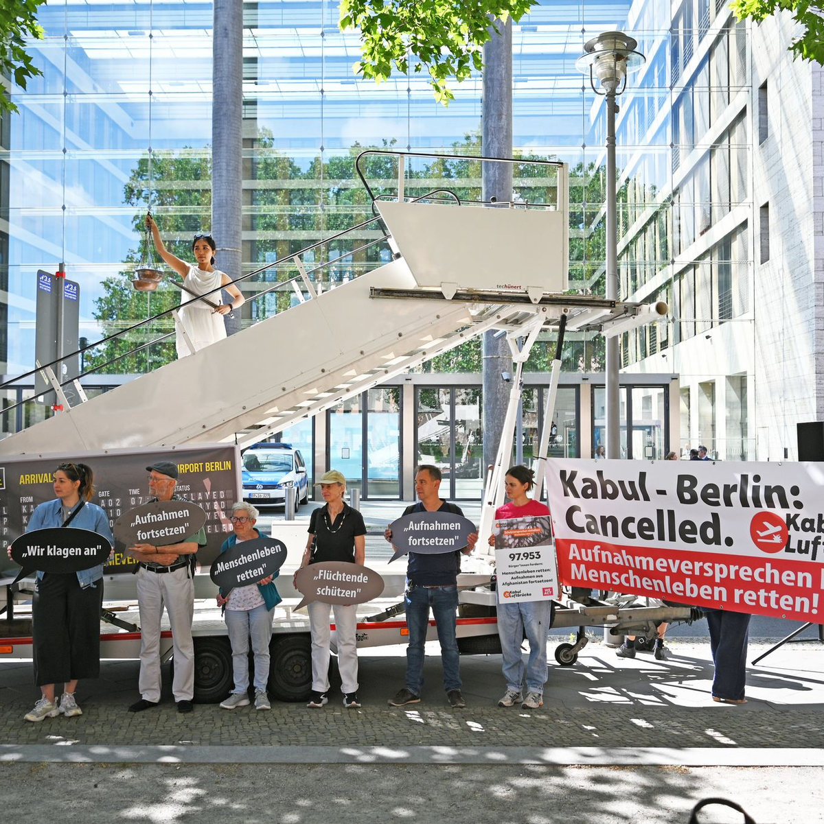 Aktivisten fordern von der Bundesregierung die Fortsetzung des Aufnahmeprogramms. (Archivfoto) - Foto: Michael Brandt/dpa