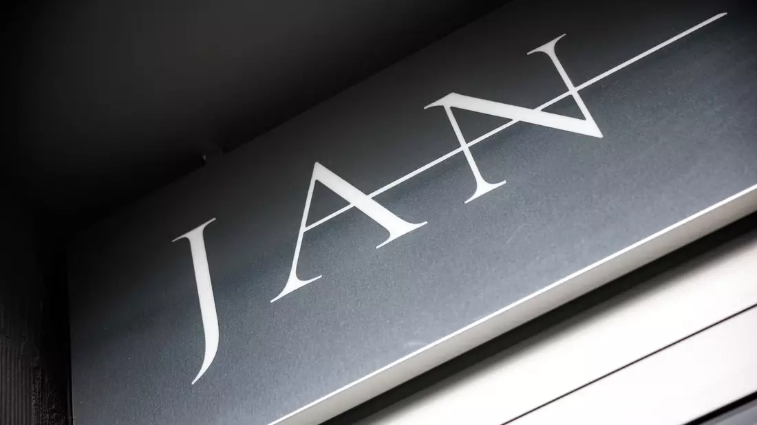 Schriftzug vom Restaurant «Jan» in München. (Archivbild) - Bild: Matthias Balk/dpa