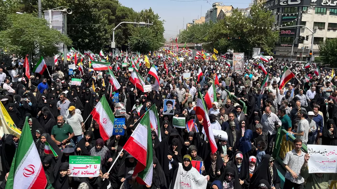 Im Iran protestieren die Menschen gegen die israelischen Angriffe.  - Bild: Vahid Salemi/AP/dpa