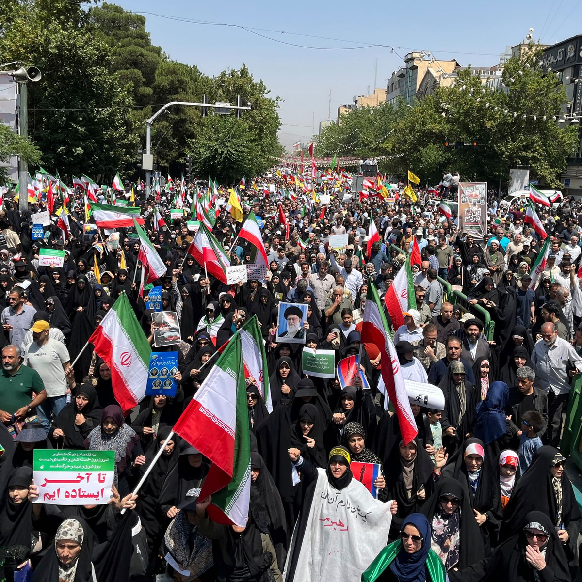 Im Iran protestieren die Menschen gegen die israelischen Angriffe.  - Foto: Vahid Salemi/AP/dpa