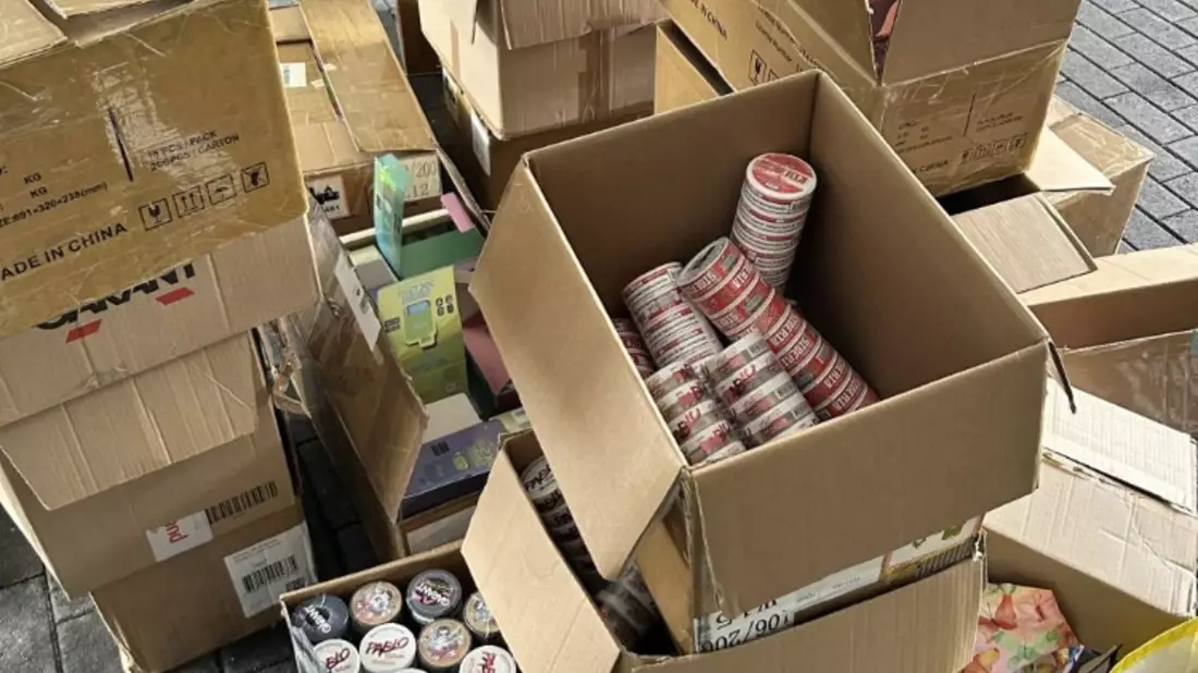 ZOLL-H: -Ermittlungen und Sicherstellungen durch das Zollfahndungsamtes Hannover in Bielefeld -Sicherstellung von großen Mengen Snus-Tabak,unversteuerten E-Zigaretten sowie HHC-Vapes - Bild: presseportal.de