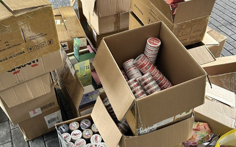 ZOLL-H: -Ermittlungen und Sicherstellungen durch das Zollfahndungsamtes Hannover in Bielefeld -Sicherstellung von großen Mengen Snus-Tabak,unversteuerten E-Zigaretten sowie HHC-Vapes - Foto: presseportal.de