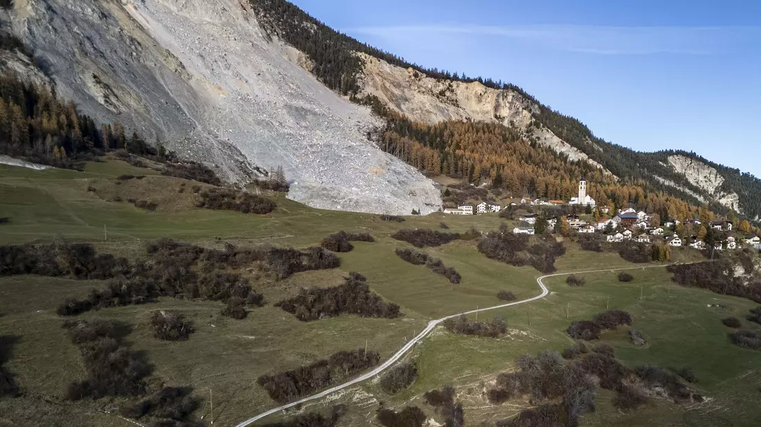 Brienz: Die Gefahr eines neuen großen Schuttstroms ist gestiegen. (Archivbild) - Bild: Til Buergy/KEYSTONE/dpa