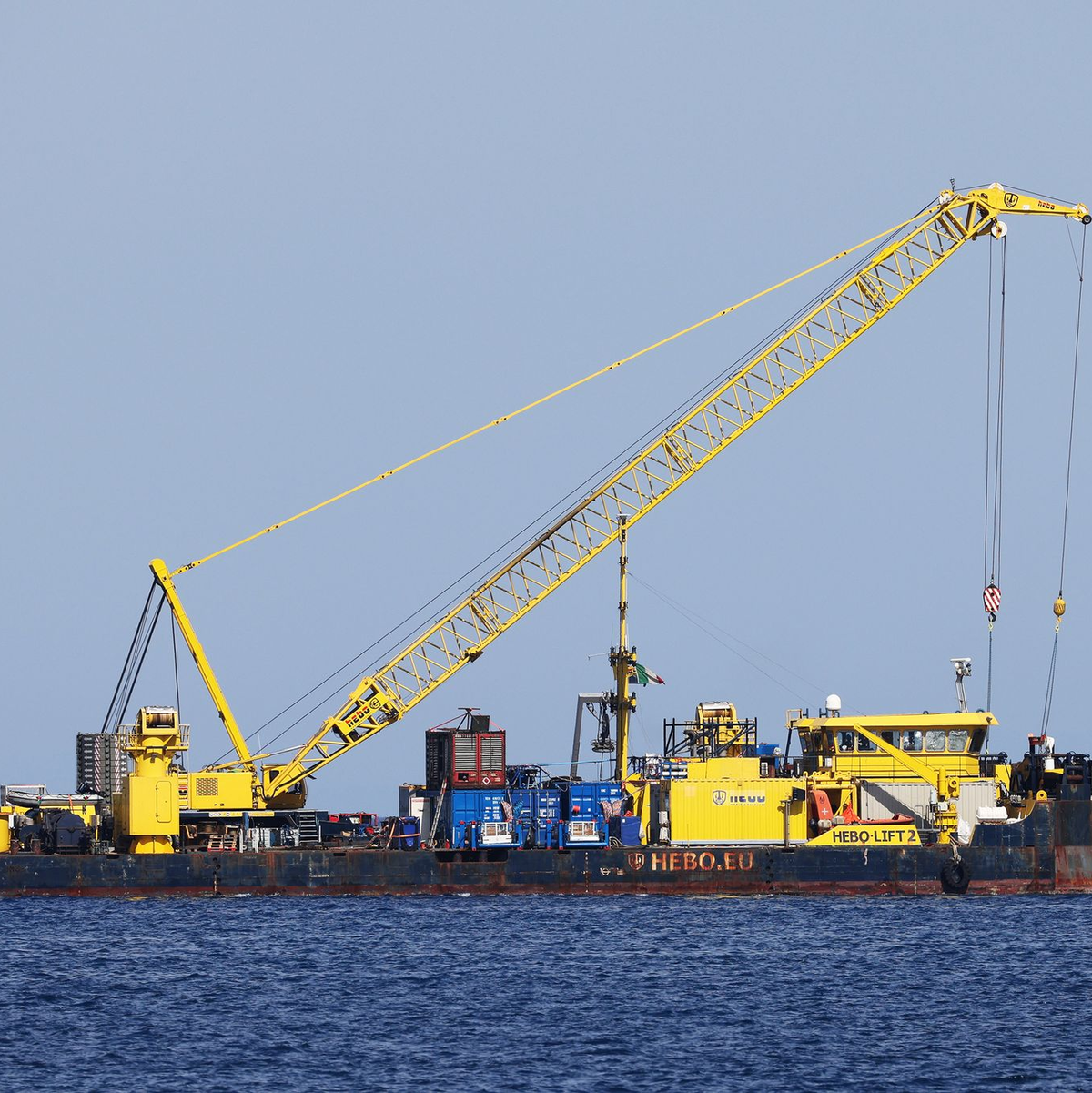 Die «Bayesian» wurde mit einem speziellen Kran nach oben gebracht. (Archivbild) - Foto: Alberto Lo Bianco/LaPresse via ZUMA Press/dpa