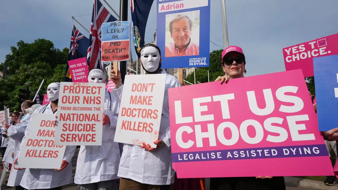 Befürworter und Gegner einer Regelung, die Sterbehilfe ermöglicht, vor dem Parlament in London. - Bild: Lucy North/PA Wire/dpa