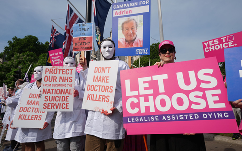 Befürworter und Gegner einer Regelung, die Sterbehilfe ermöglicht, vor dem Parlament in London. - Foto: Lucy North/PA Wire/dpa Befürworter und Gegner einer Regelung, die Sterbehilfe ermöglicht, vor dem Parlament in London. - Foto: Lucy North/PA Wire/dpa