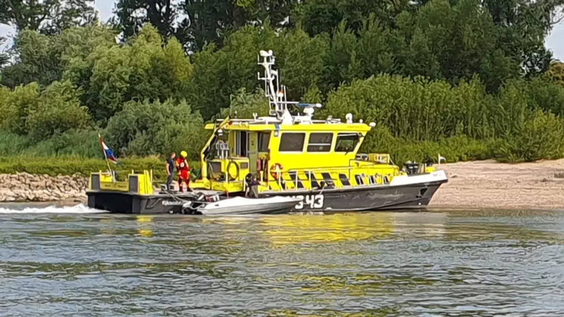 POL-DU: Duisburg/Emmerich-Hüthum: Sportboot kentert - Sieben Personen im Wasser - Bild: presseportal.de
