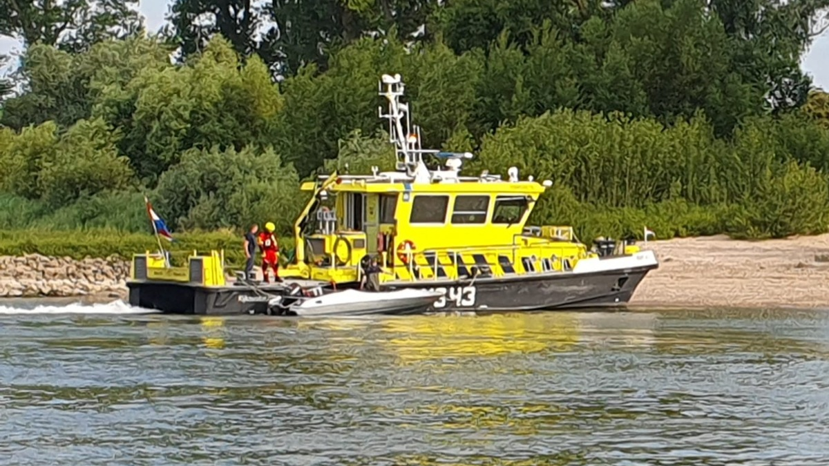 POL-DU: Duisburg/Emmerich-Hüthum: Sportboot kentert - Sieben Personen im Wasser - Foto: presseportal.de