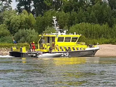 POL-DU: Duisburg/Emmerich-Hüthum: Sportboot kentert - Sieben Personen im Wasser - Foto: presseportal.de
