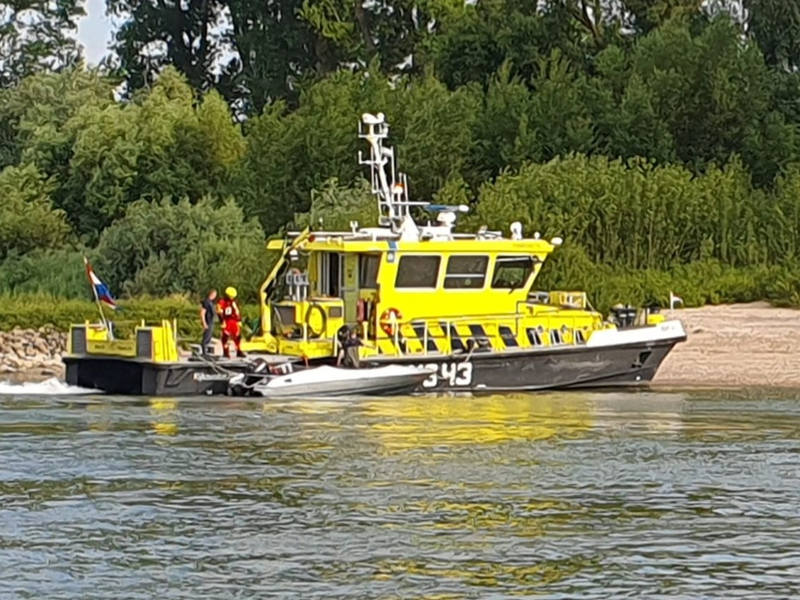 POL-DU: Duisburg/Emmerich-Hüthum: Sportboot kentert - Sieben Personen im Wasser - Foto: presseportal.de
