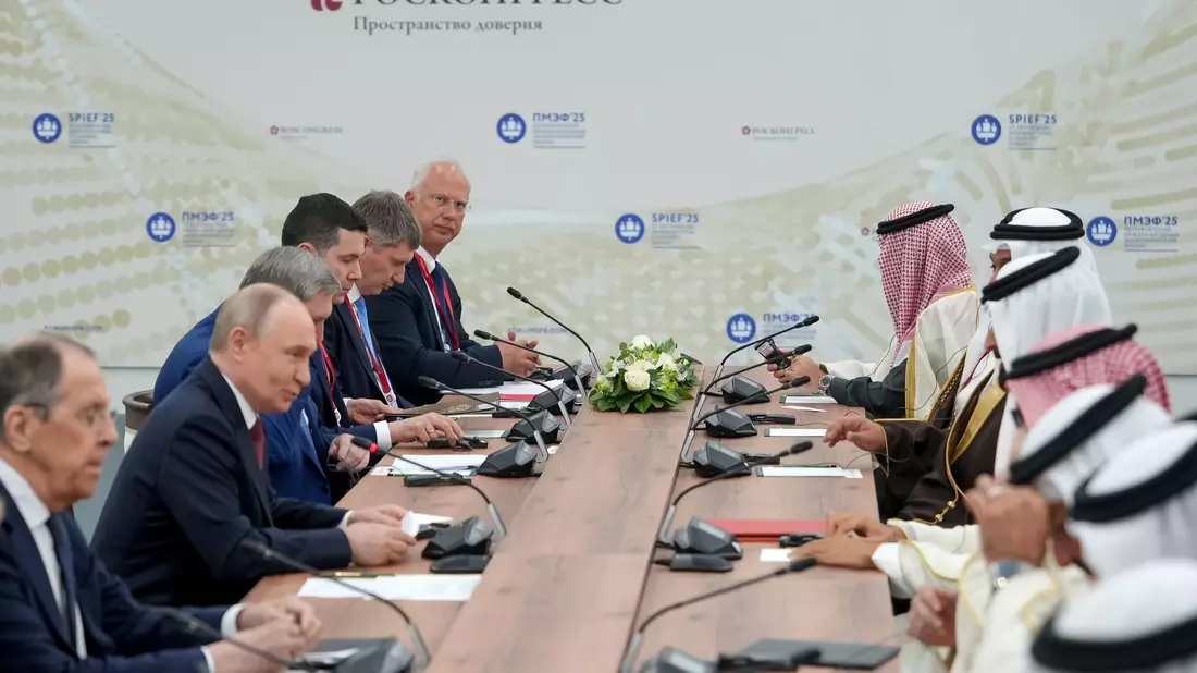 Beim Wirtschaftsforum in Petersburg sucht Putin auch nach internationalen Partnern wie hier bei einem Treffen mit einer Delegation aus Bahrain. - Bild: Aleksandr Zholobov/Roscongress Foundation/AP/dpa