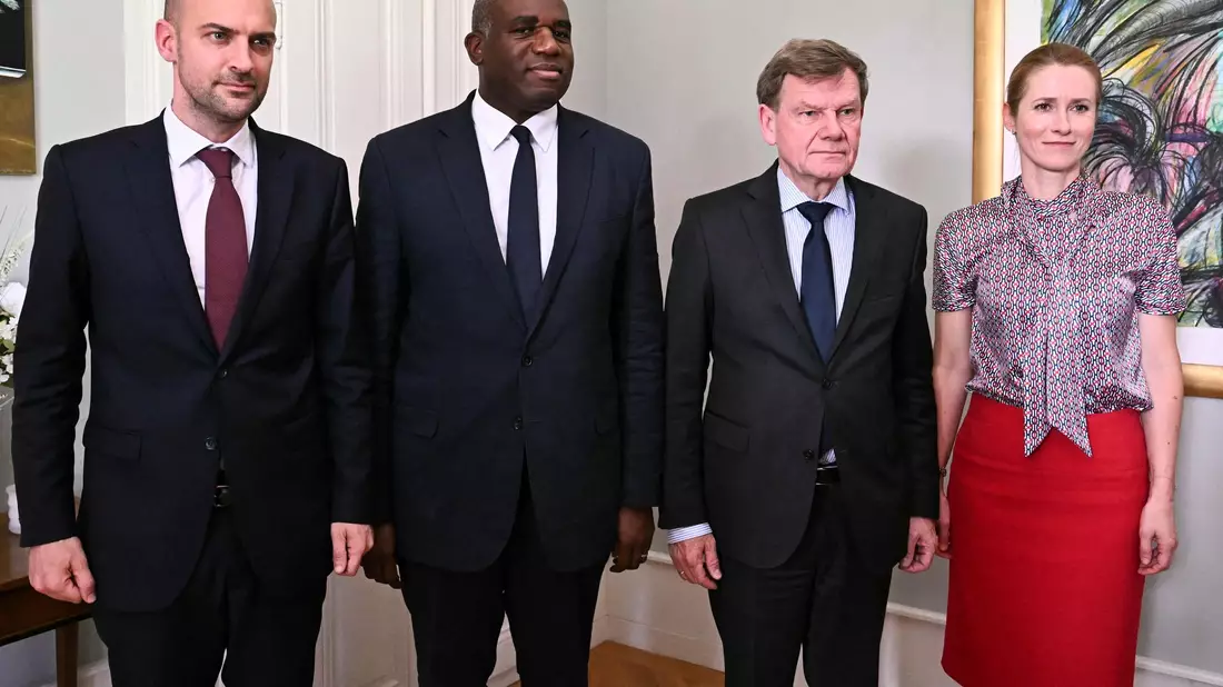 Eine Woche nach Kriegsbeginn bemühen sich Außenminister Johann Wadephul (CDU), seine Kollegen aus Frankreich und Großbritannien sowie die EU-Außenbeauftragte Kaja Kallas bei einem Treffen mit dem iranischen Außenminister um Deeskalation. - Bild: Fabrice Coffrini/KEYSTONE POOL AFP/dpa